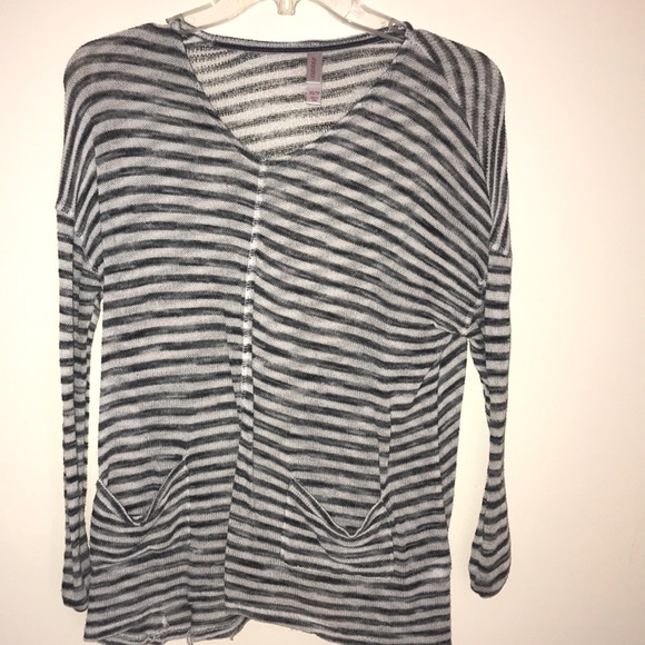 Cute top - Picture 1 of 2